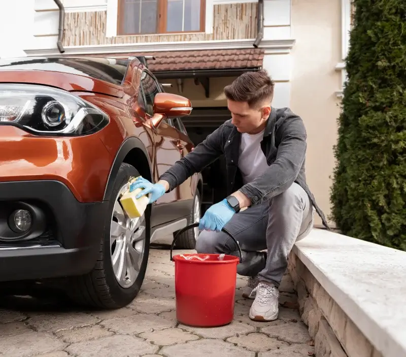 Lavage auto à domicile Saint-Alban-de-Montbel : professionnel intervenant sur un véhicule